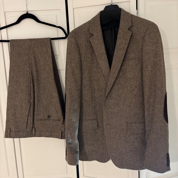 Brand New, Never Worn Men's Slim-fit Thompson Suit by size 42L